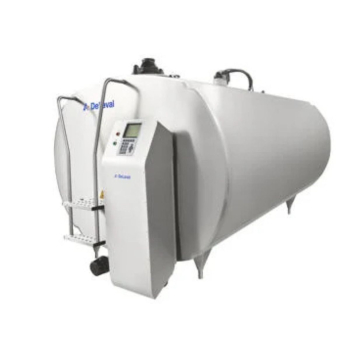 Zamknięty schładzalnik do mleka DeLaval DXCE – cylindryczny zbiornik ze stali nierdzewnej z widoczną jednostką myjącą i